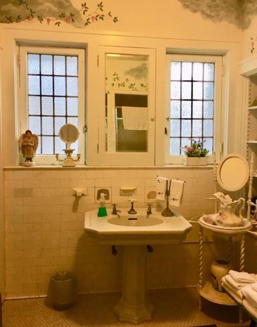 Family Room with Bathroom,664885626:JPEG
