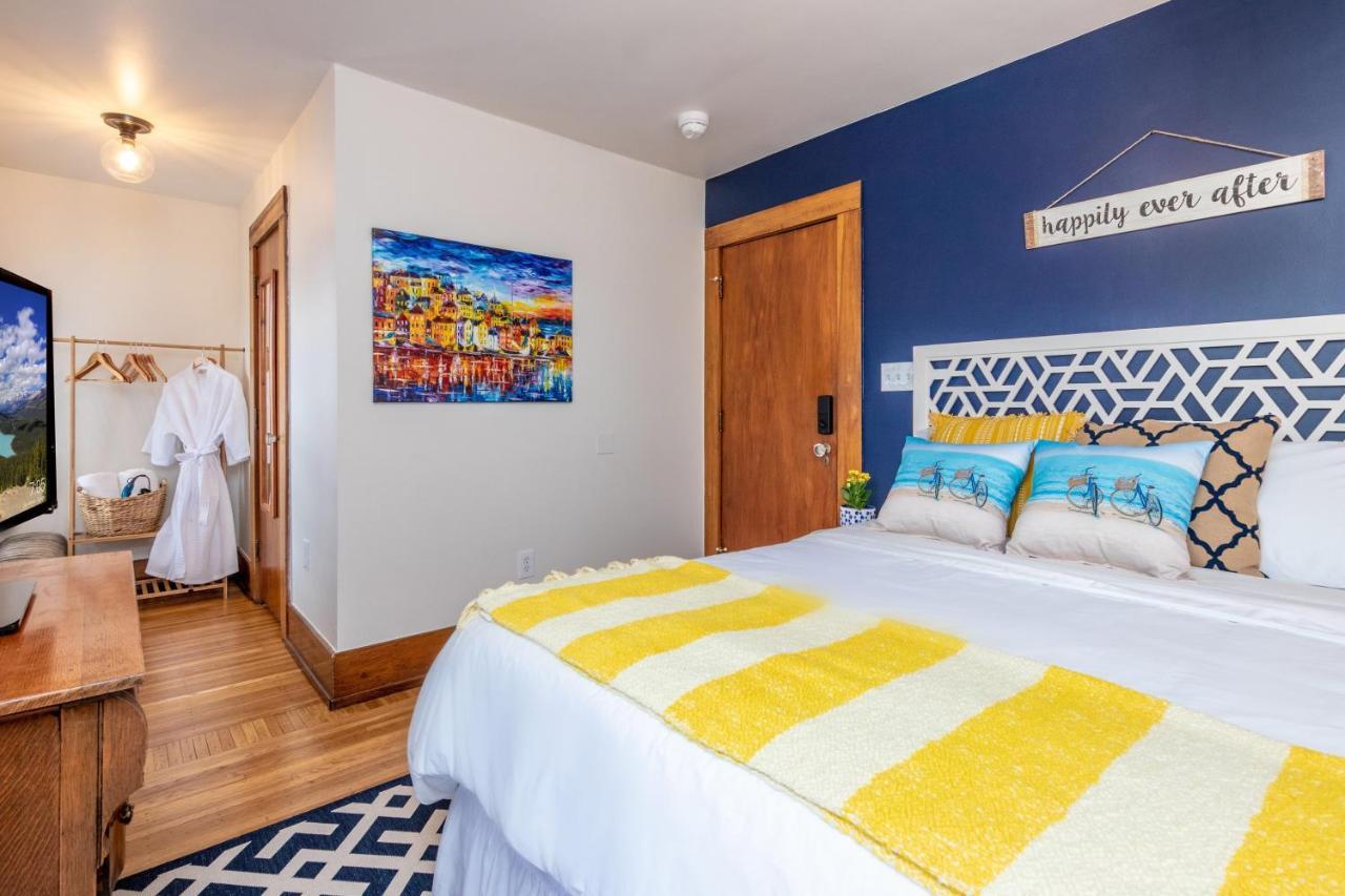 Deluxe Queen Suite