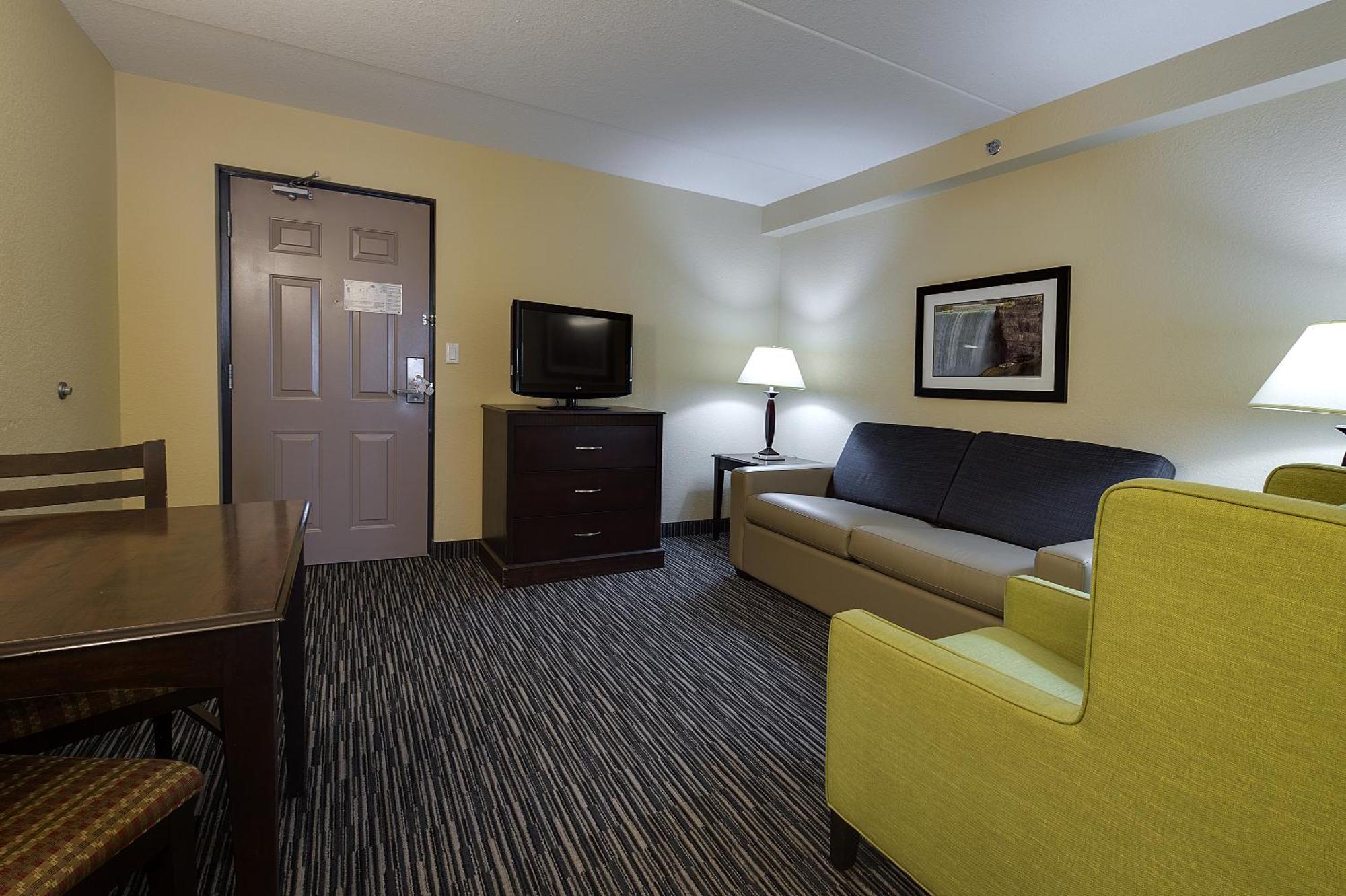 One-Bedroom Queen Suite Two Queen Beds Sofa Bed Non-Smoking