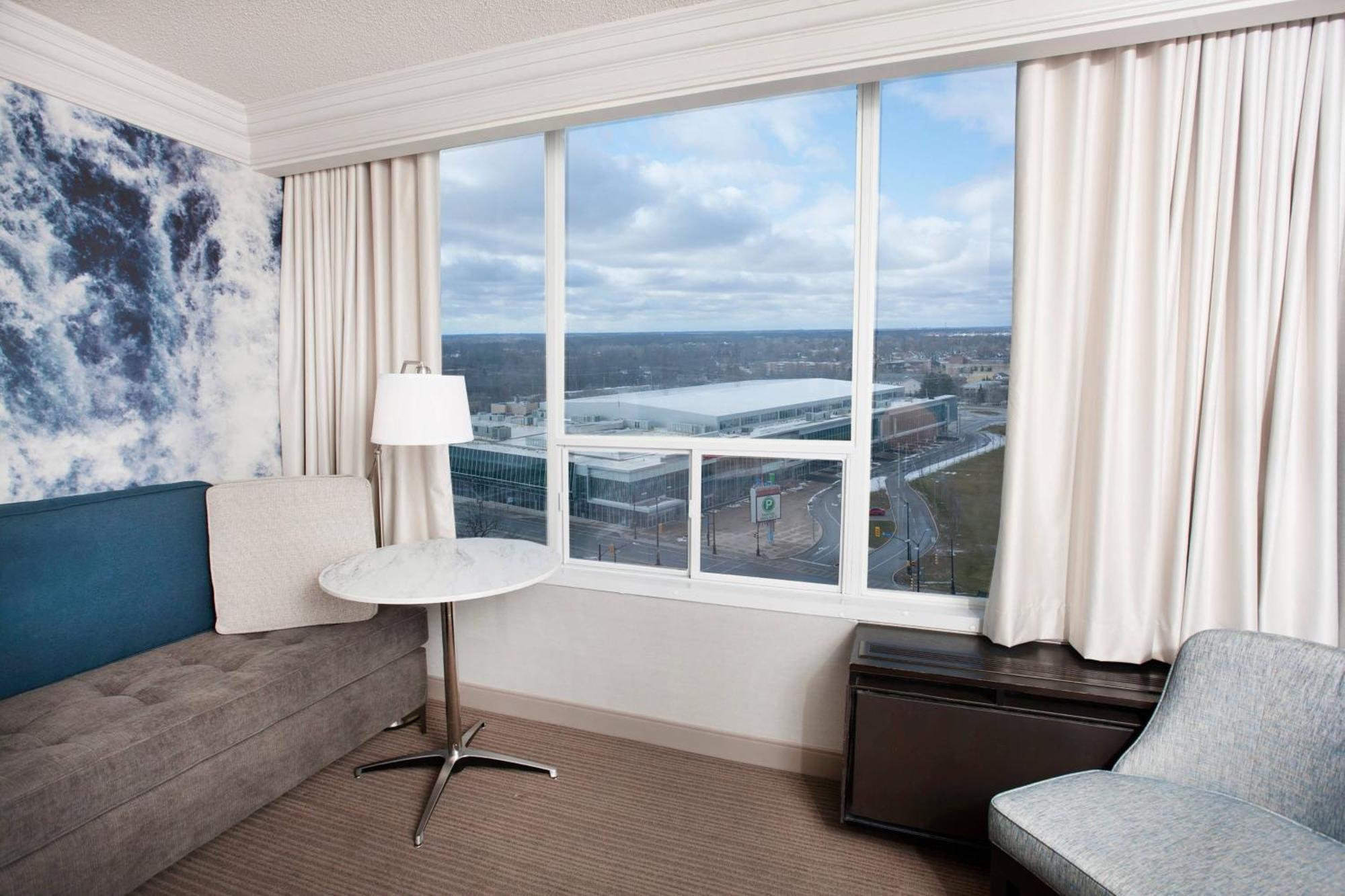 Zimmer mit 2 Queensize-Betten und Stadtblick