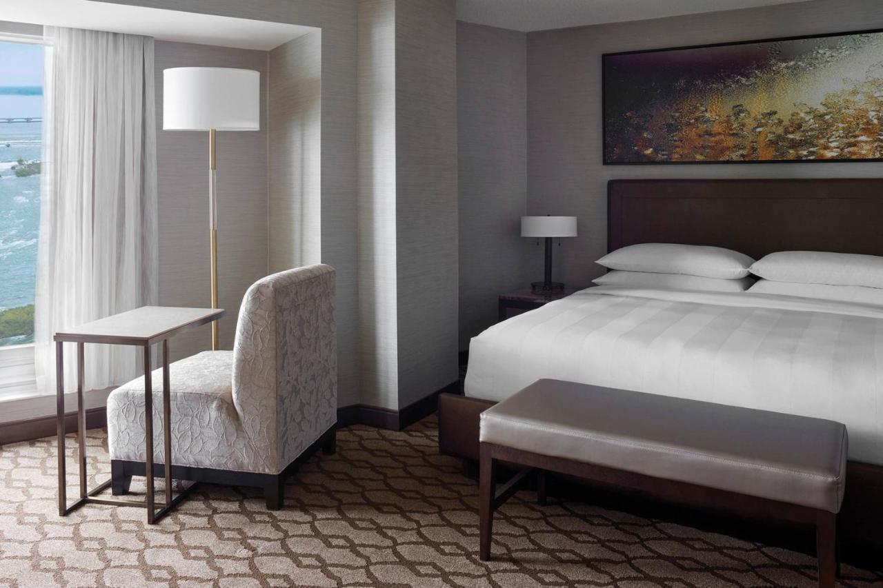 Zimmer mit Kingsize-Bett und Flussblick