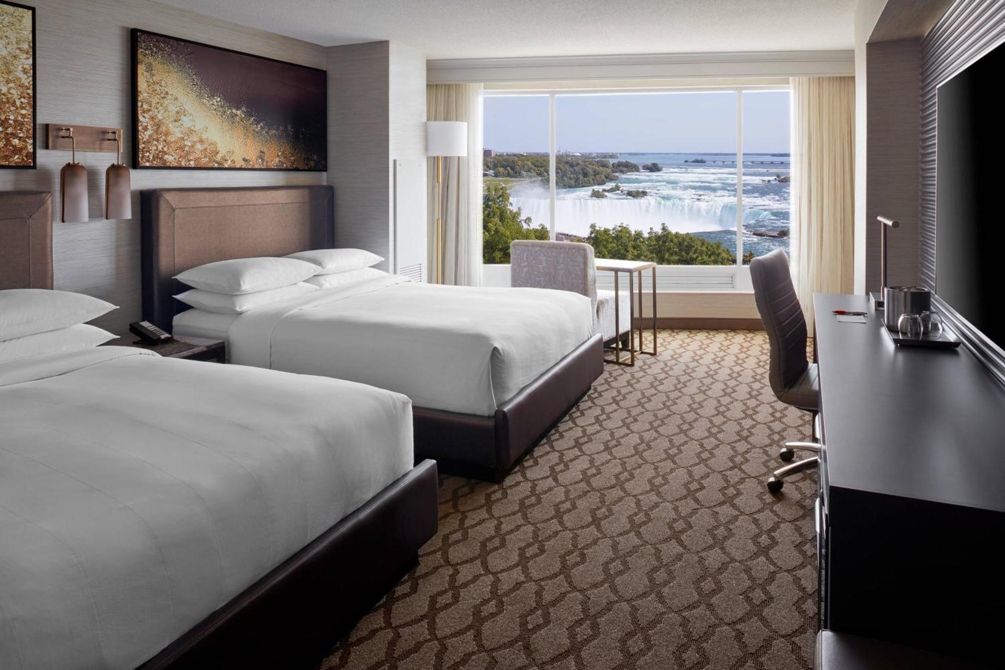 Superior Zimmer mit Queensize-Bett und Aussicht auf die Wasserfälle