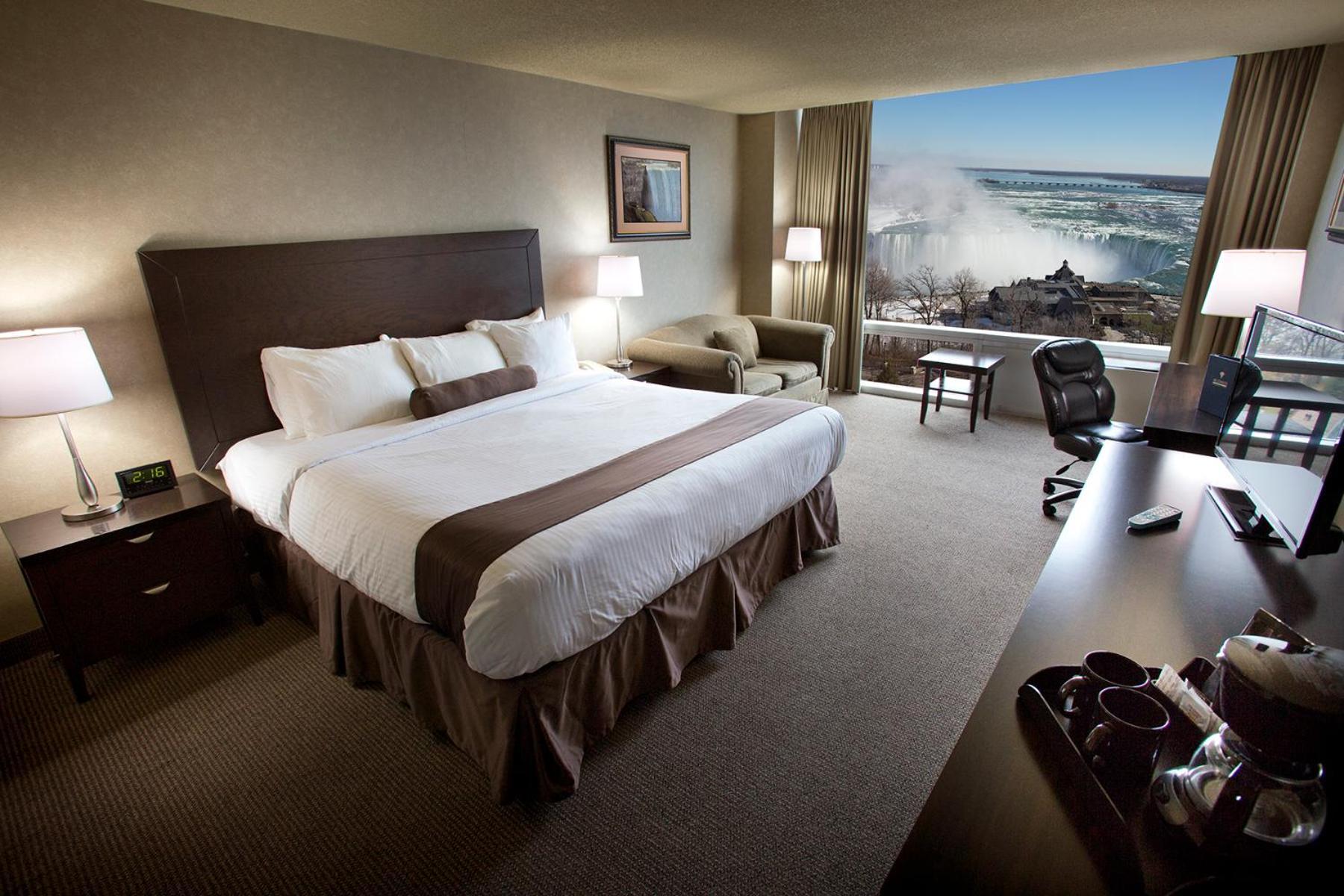 Tower Room River View One King Jacuzzi Suite,1212452866:JPEG