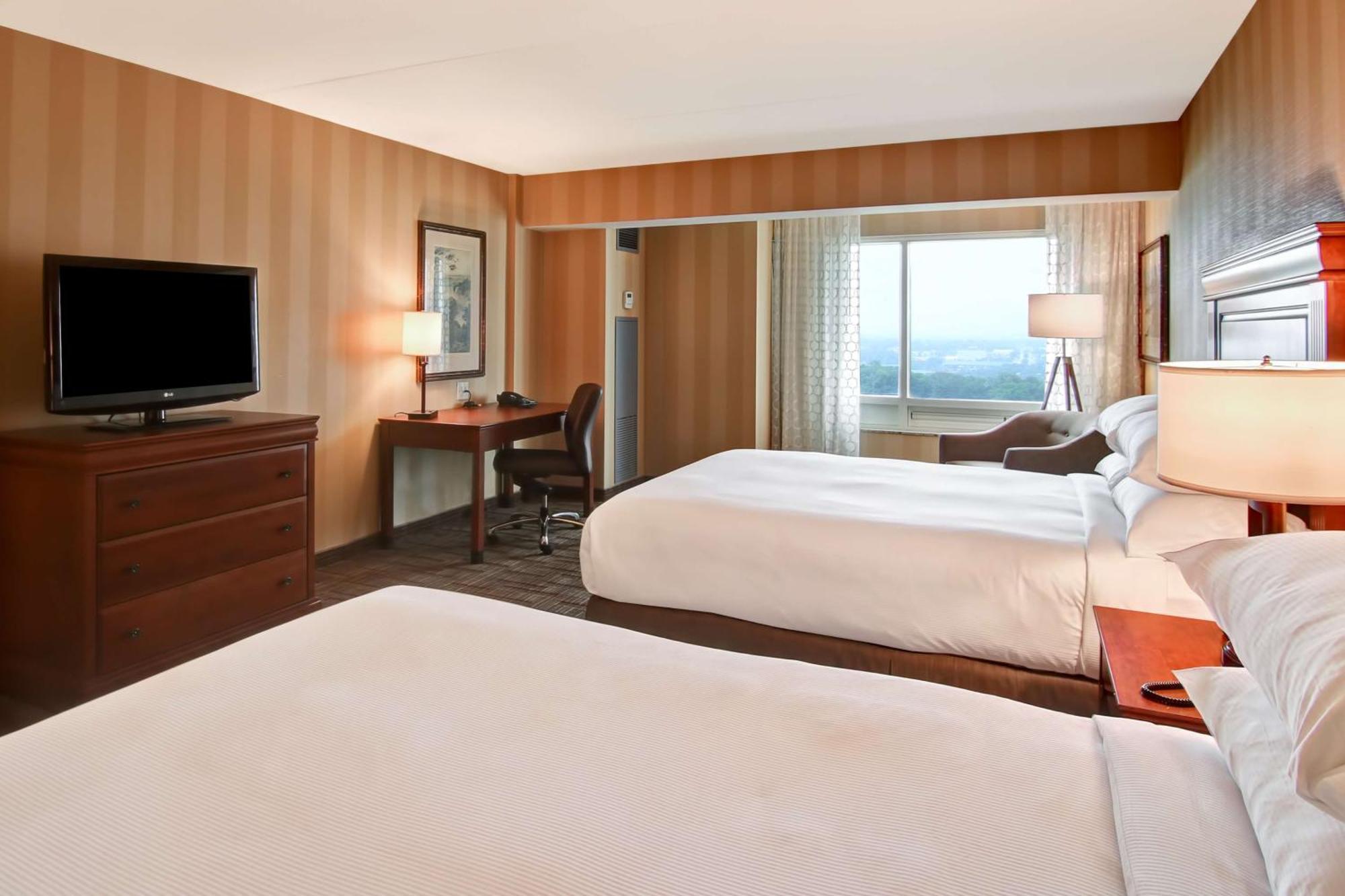 Queen Room Two Queen Beds Upper Niagara River View Floors 14-15,1551419887:JPEG