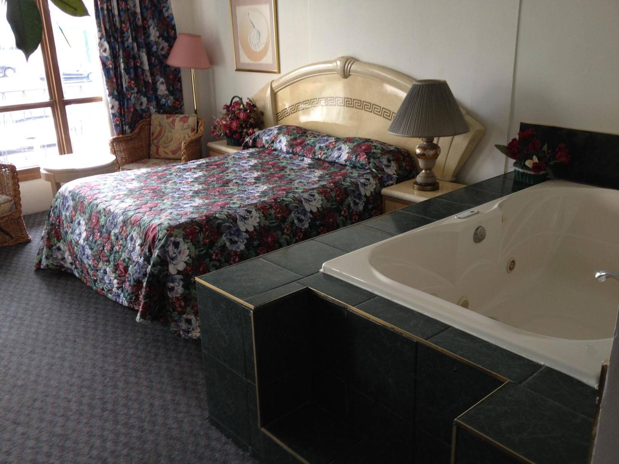 Queen Suite Spa Bath